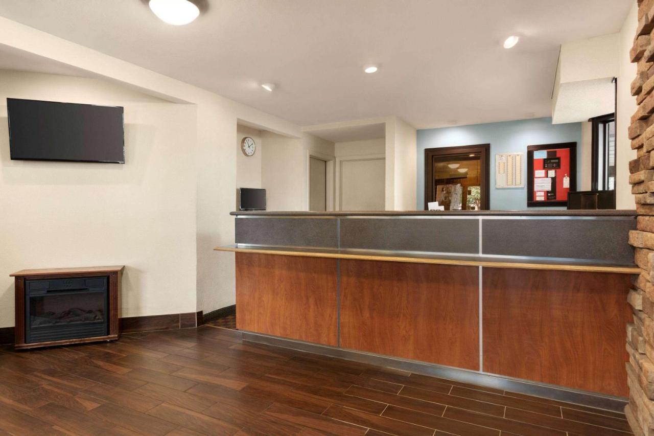 Super 8 By Wyndham Findlay Hotel Exterior foto